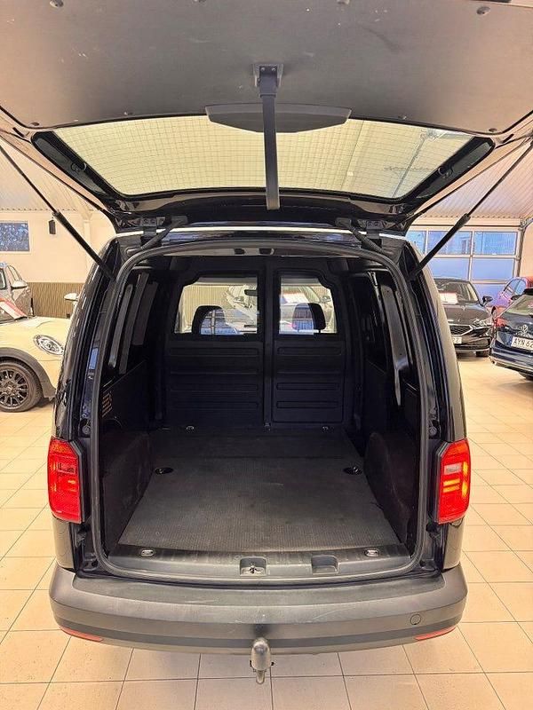 Begagnad VW Caddy 102 HK (75 kW) 2016 Svartmetallick Minibuss