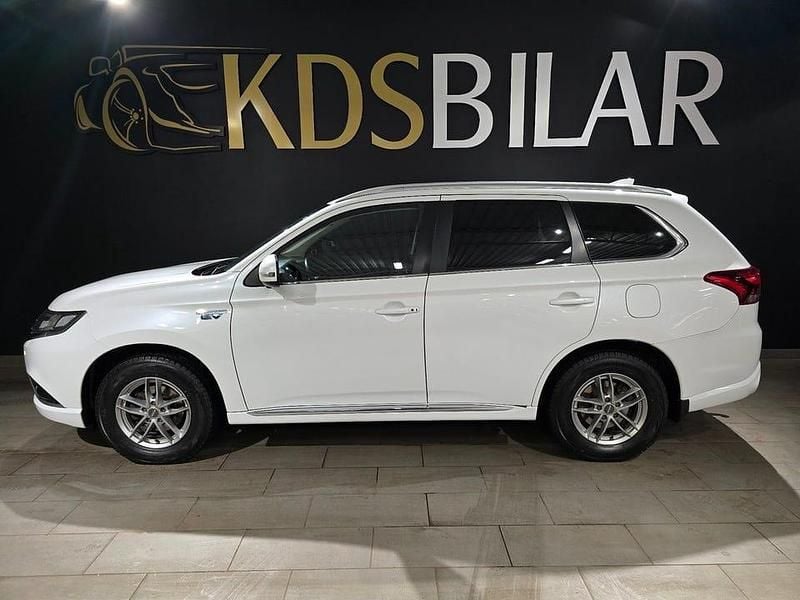 Vit Begagnad 2016 Mitsubishi Outlander SUV | 159 900 kr (Marknadspris) - Bild 1/4