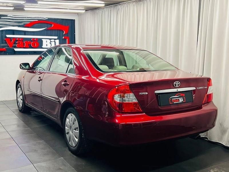 Begagnad Toyota Camry 152 HK (111 kW) 2002 Mörkröd Sedan