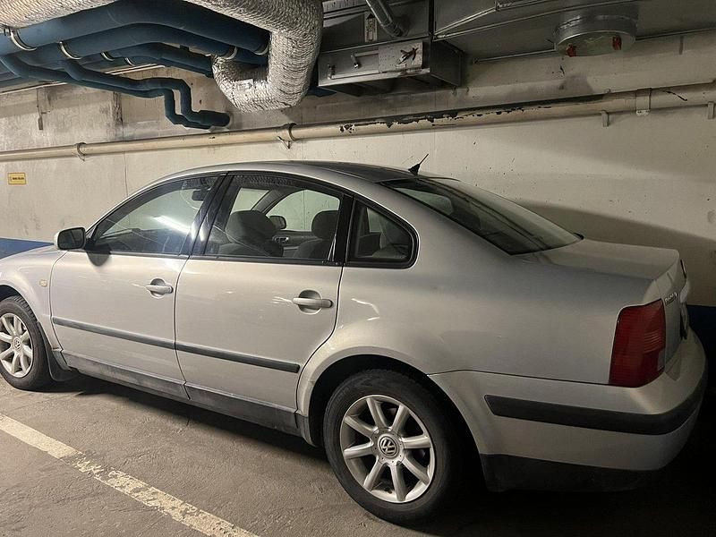Grå Begagnad 2000 VW Passat Comfortline Sedan | 17 500 kr - Bild 1/3