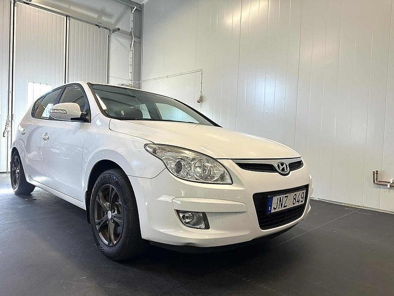 Vit Begagnad 2008 Hyundai i30 Halvkombi | 29 900 kr (Marknadspris) - Bild 1/4