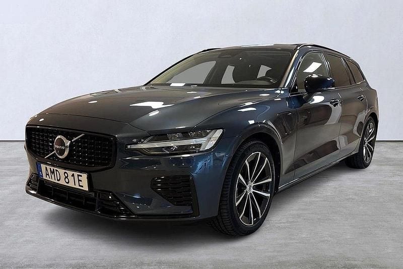 Mörkblå Begagnad 2022 Volvo V60 Plus Kombi | 479 900 kr (Dyr) - Bild 1/4