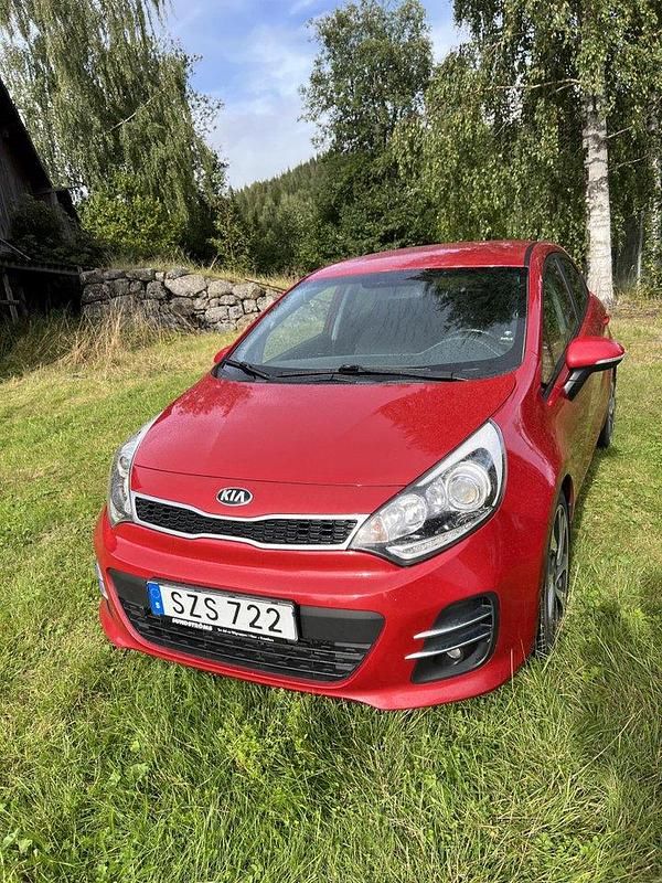 Röd Begagnad 2016 Kia Rio Halvkombi | 96 000 kr (Marknadspris) - Bild 1/4