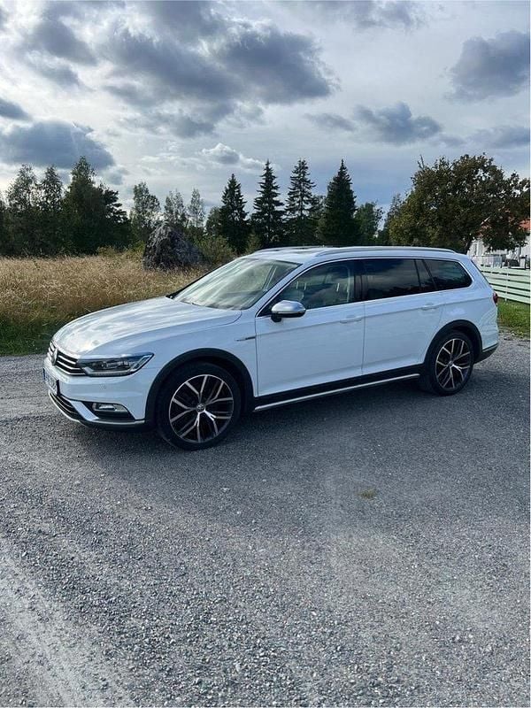 Vit Begagnad 2017 VW Passat Alltrack Kombi | 167 900 kr (Bra pris) - Bild 1/4