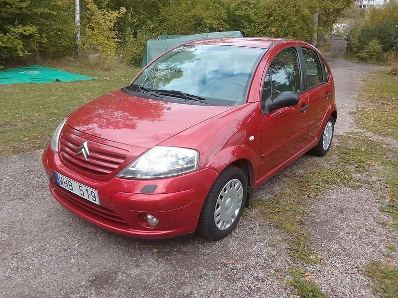 Ljusröd (röd) Begagnad 2005 Citroën C3 Halvkombi | 19 900 kr (Marknadspris) - Bild 1/4