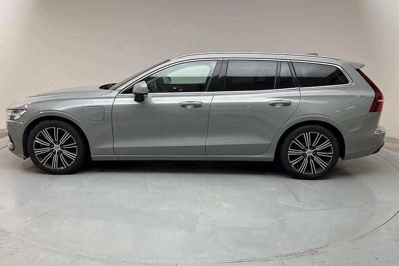 Begagnad Volvo V60 Core 350 HK (257 kW) 2024 Grå Kombi