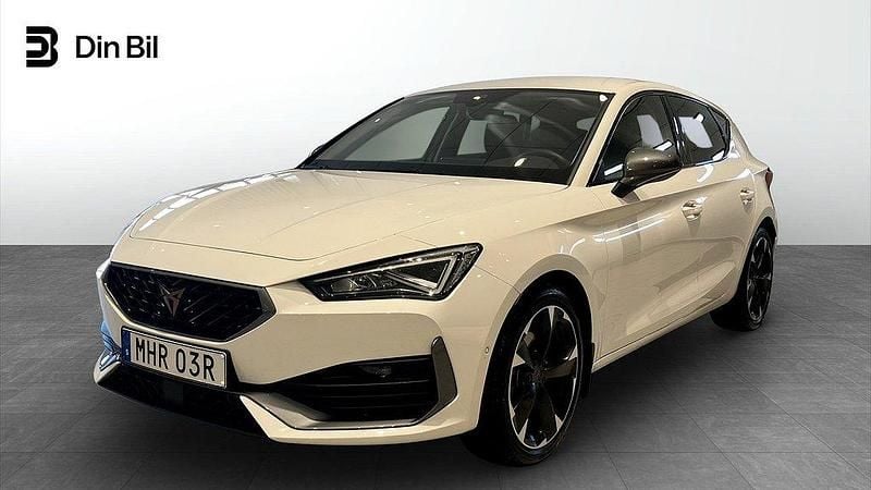 Vit (candy white) Begagnad 2023 Cupra Leon Kombi | 269 900 kr (Bra pris) - Bild 1/4