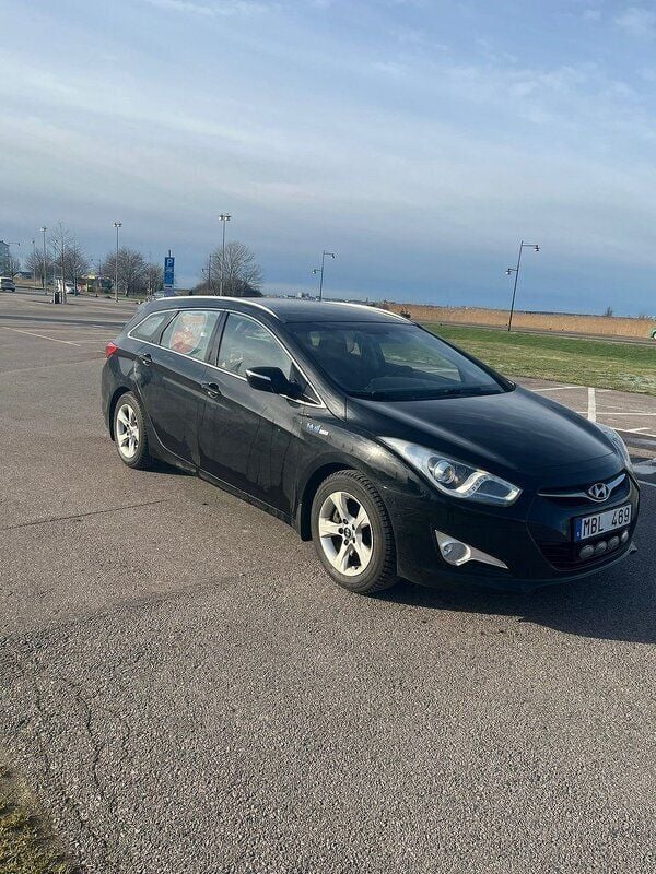 Svart Begagnad 2011 Hyundai i40 Select Kombi | 64 900 kr (Marknadspris) - Bild 1/4