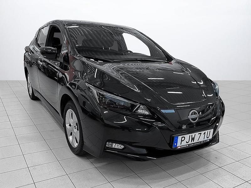 Begagnad Nissan Leaf N-Connecta 110 kW (150 HK) 2022 Svart Halvkombi