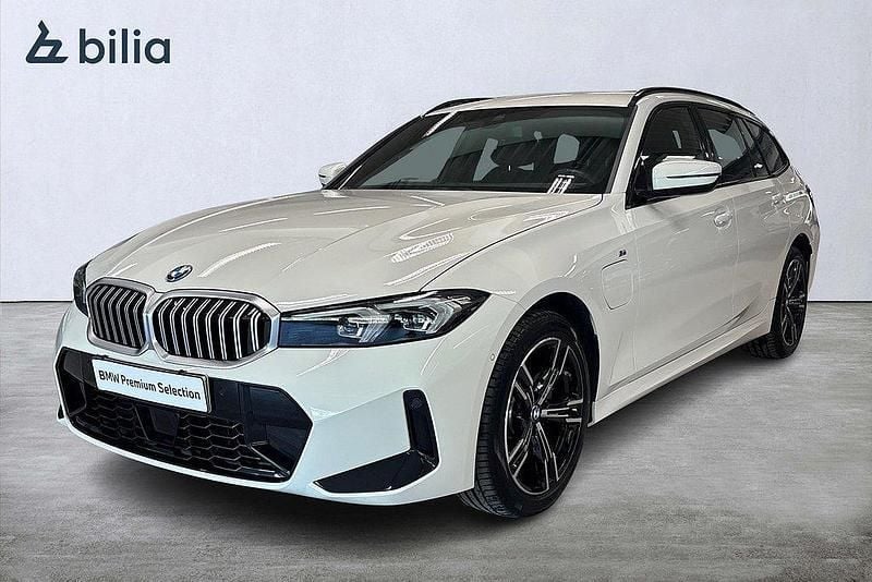 Vit Begagnad 2024 BMW 330e M Sport Kombi | 534 900 kr (Marknadspris) - Bild 1/4
