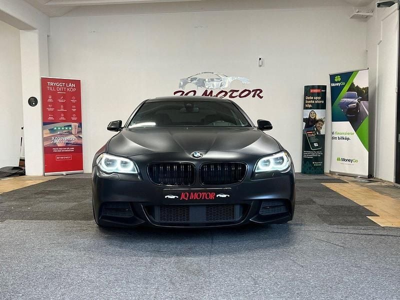 Svart Begagnad 2015 BMW 530 M Sport Sedan | 259 900 kr (Dyr) - Bild 1/4