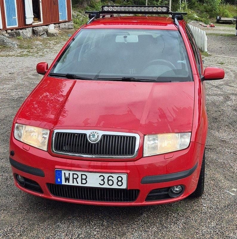 Röd Begagnad 2005 Skoda Fabia Kombi | 10 000 kr (Marknadspris) - Bild 1/4