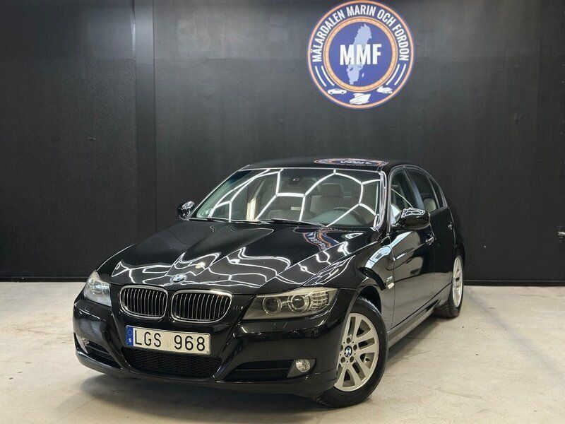 Svart Begagnad 2011 BMW 320 Sedan | 94 800 kr (Lite dyr) - Bild 1/4