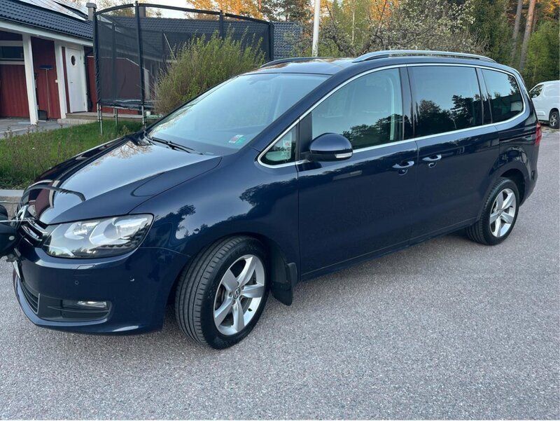 Blå Begagnad 2015 VW Sharan Minibuss | 135 000 kr (Marknadspris) - Bild 1/4