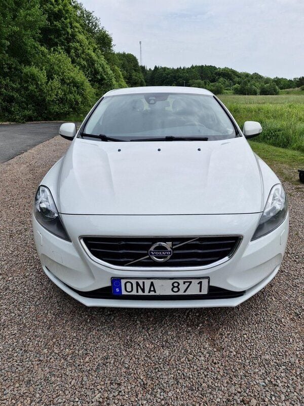 Vit Begagnad 2014 Volvo V40 Kinetic Kombi | 95 000 kr (Marknadspris) - Bild 1/4