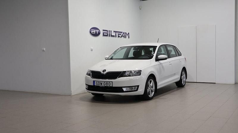 Vit Begagnad 2016 Skoda Rapid Style Halvkombi | 104 900 kr (Marknadspris) - Bild 1/4