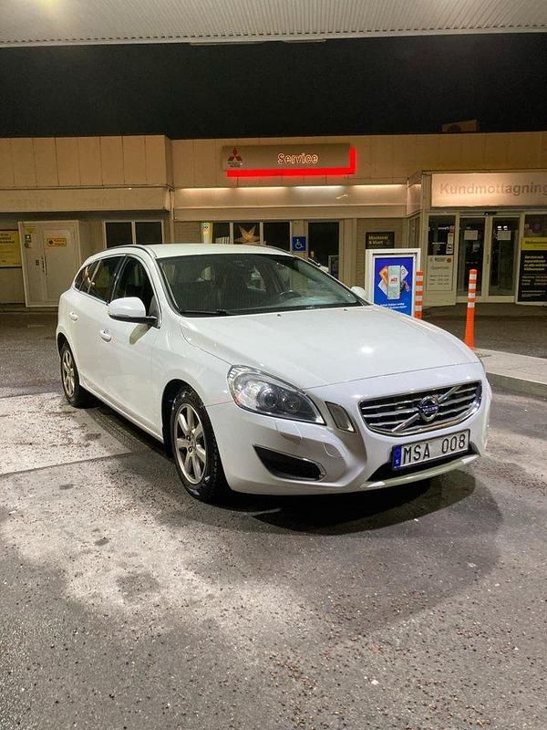 Vit Begagnad 2012 Volvo V60 Momentum Kombi | 50 000 kr - Bild 1/4