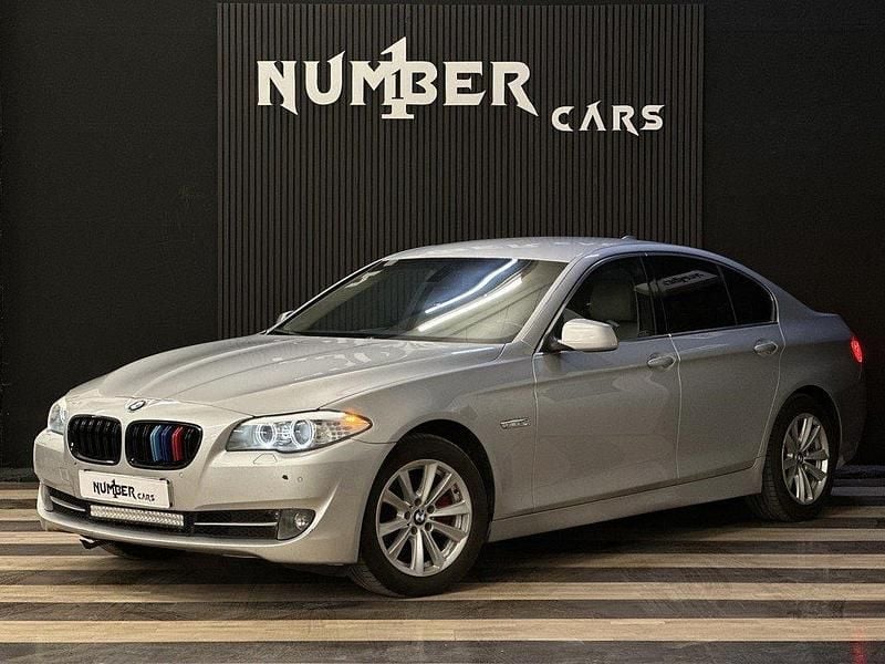 Ljusgrå Begagnad 2011 BMW 520 Sedan | 94 900 kr (Marknadspris) - Bild 1/4
