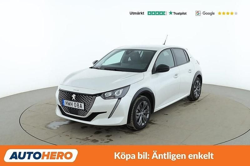 Begagnad Peugeot e-208 Allure 100 kW (137 HK) 2022 Vit Halvkombi