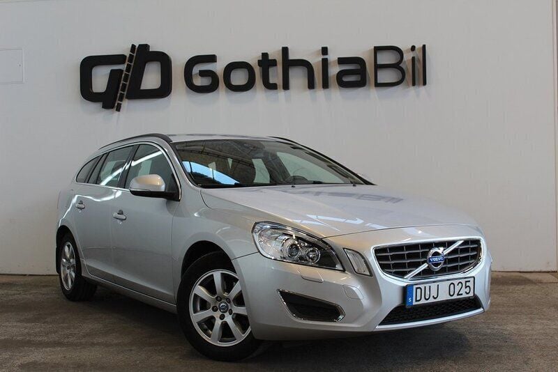 Ljusgrå (grå) Begagnad 2011 Volvo V60 Momentum Kombi | 119 900 kr (Marknadspris) - Bild 1/4