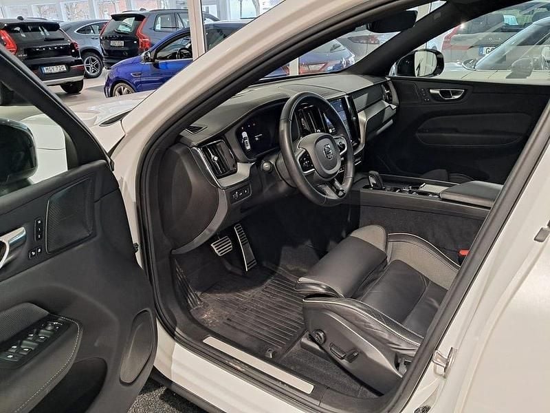 Begagnad Volvo XC60 R-Design 310 HK (228 kW) 2022 Chrystal white metallic SUV