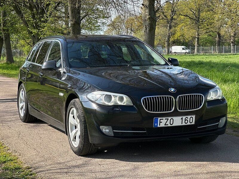 Svart Begagnad 2012 BMW 520 Kombi | 64 999 kr (Marknadspris) - Bild 1/4