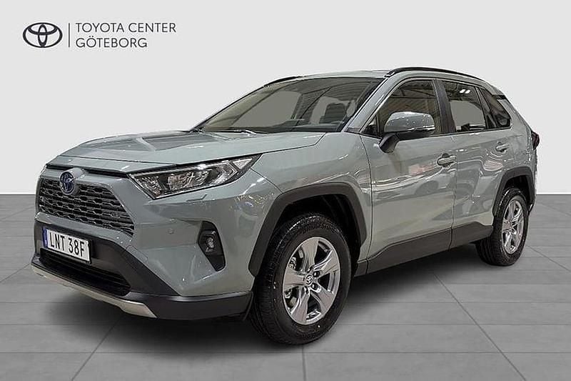 Grön Ny 2025 Toyota RAV4 Hybrid Active SUV | 419 900 kr (Bra pris) - Bild 1/4