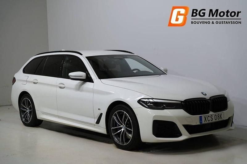 Vit Begagnad 2021 BMW 530 M Sport Kombi | 319 900 kr - Bild 1/4