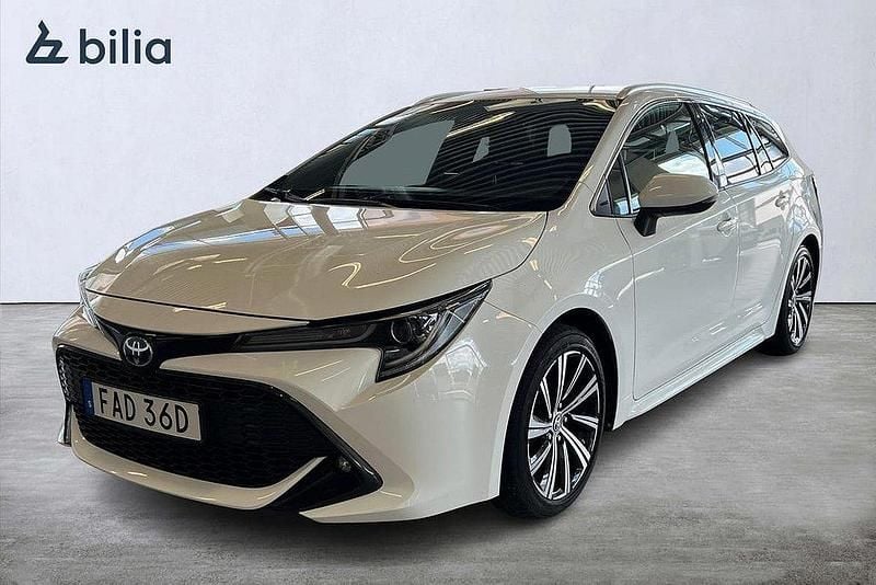 Vit Begagnad 2022 Toyota Corolla Style Kombi | 259 900 kr (Marknadspris) - Bild 1/3