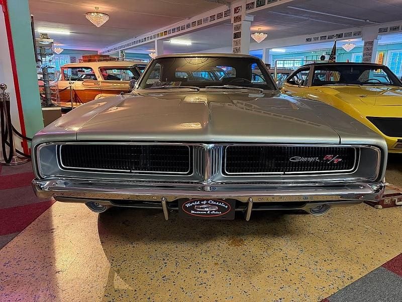 Silver metallic Begagnad 1969 Dodge Charger Sedan | 2 995 000 kr - Bild 1/4