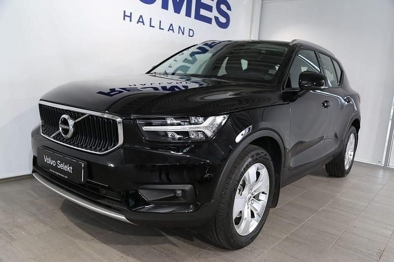 Svart Begagnad 2020 Volvo XC40 Momentum SUV | 329 500 kr (Marknadspris) - Bild 1/4