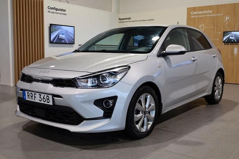 Grå Begagnad 2021 Kia Rio Advance Halvkombi | 179 900 kr (Marknadspris) - Bild 1/3