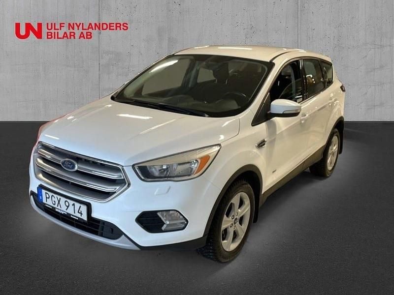 Frozen white Begagnad 2017 Ford Kuga Trend SUV | 99 000 kr (Marknadspris) - Bild 1/4