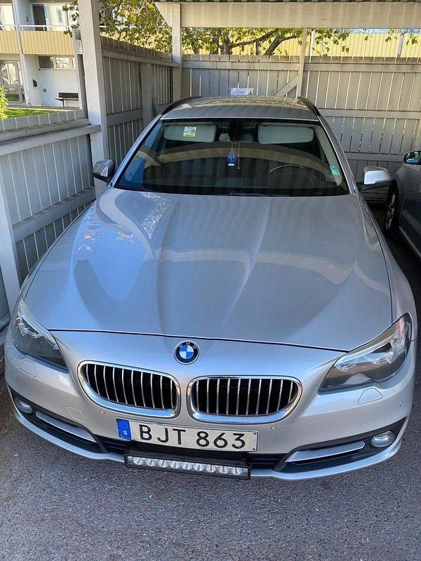 Silver Begagnad 2014 BMW 520 Kombi | 150 000 kr (Marknadspris) - Bild 1/3