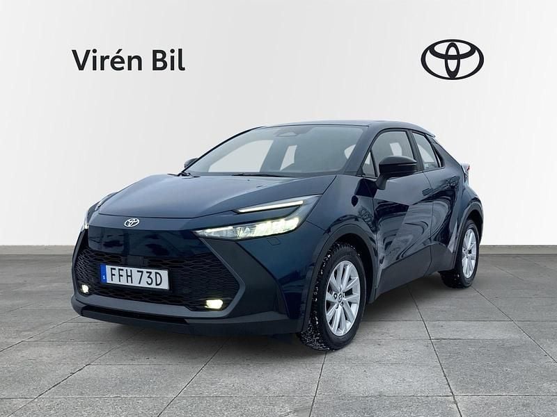 Blå Begagnad 2024 Toyota C-HR Active SUV | 319 000 kr (Marknadspris) - Bild 1/4