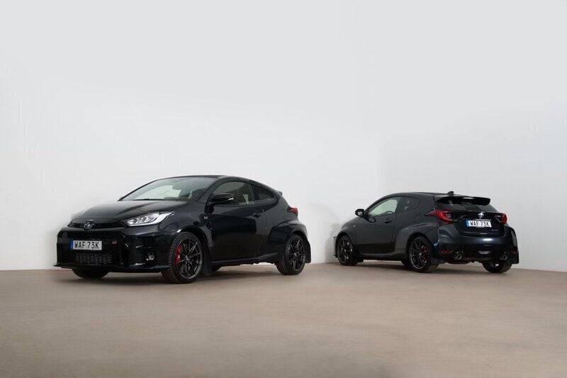 Svart Begagnad 2022 Toyota Yaris Halvkombi | 419 000 kr (Marknadspris) - Bild 1/4