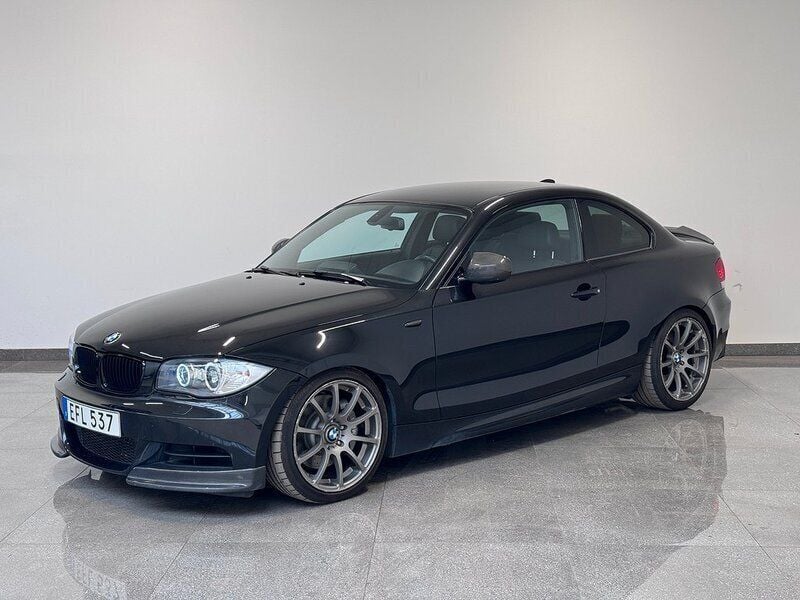 Svart Begagnad 2010 BMW 135 Halvkombi | 219 900 kr - Bild 1/4