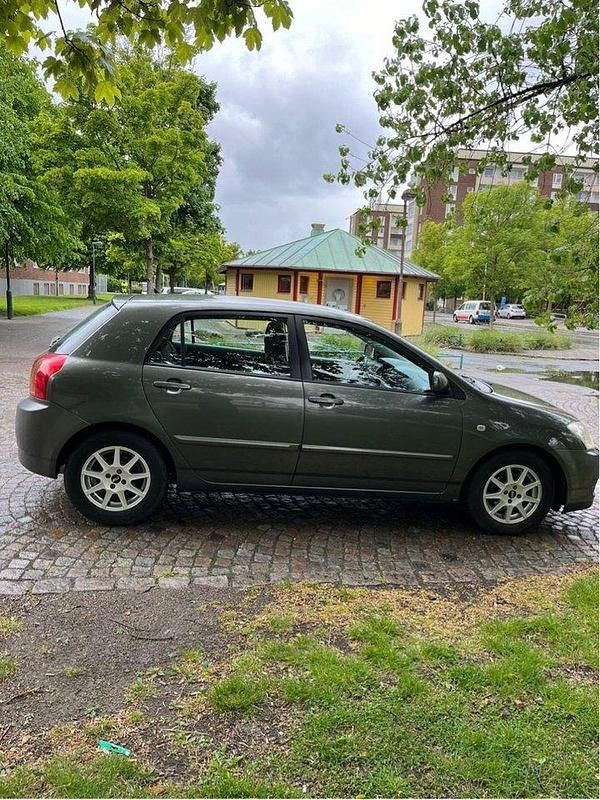 Grå Begagnad 2005 Toyota Corolla Halvkombi | 30 000 kr (Marknadspris) - Bild 1/4