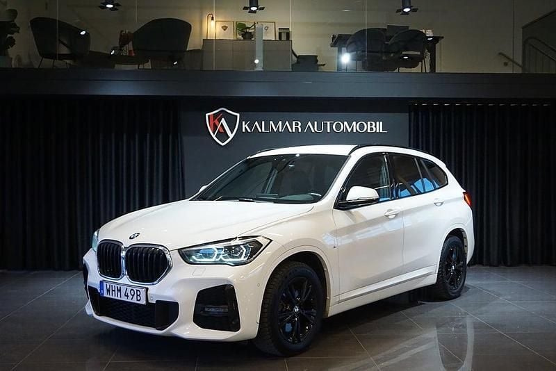 Vit Begagnad 2020 BMW X1 M Sport SUV | 249 900 kr (Marknadspris) - Bild 1/4