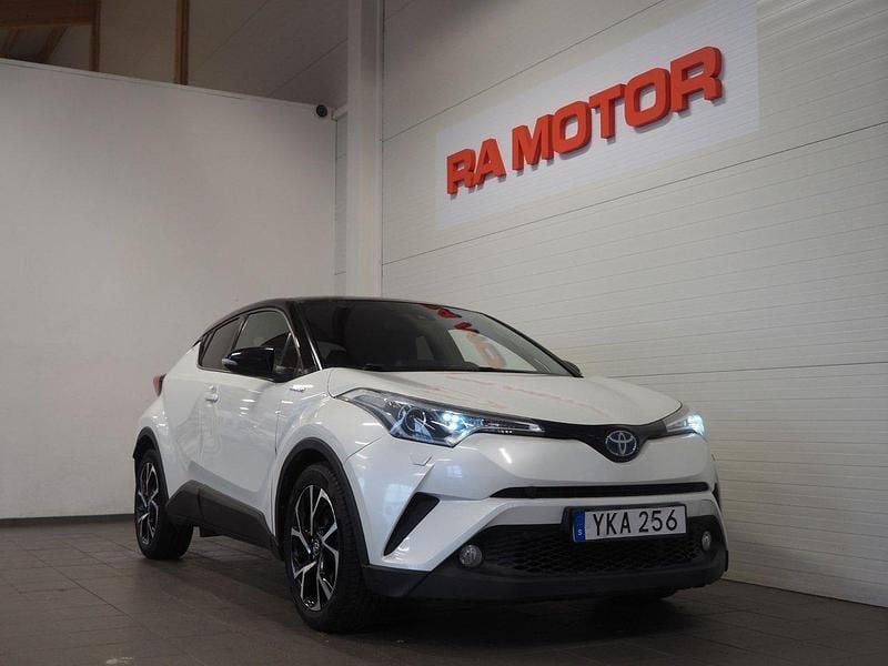 Vit Begagnad 2017 Toyota C-HR+ Style SUV | 189 900 kr (Marknadspris) - Bild 1/3