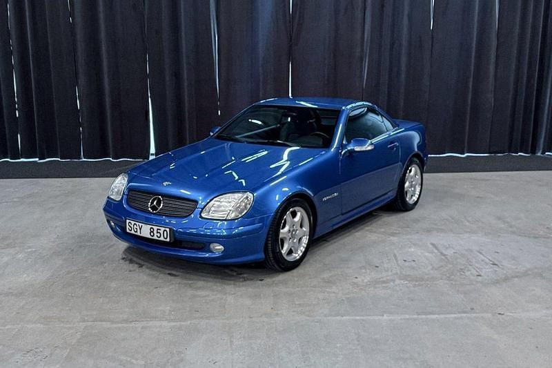 Mörkblå Begagnad 2001 Mercedes SLK230 Cab | 99 900 kr - Bild 1/4
