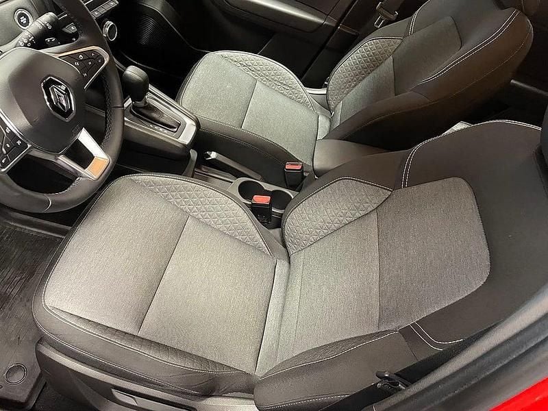 Begagnad Renault Captur Equilibre 141 HK (103 kW) 2023 Röd SUV