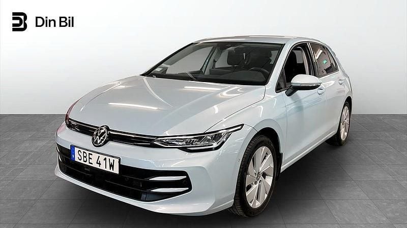 Crystal ice blue metallic Begagnad 2025 VW Golf VIII Halvkombi | 294 900 kr (Bra pris) - Bild 1/4