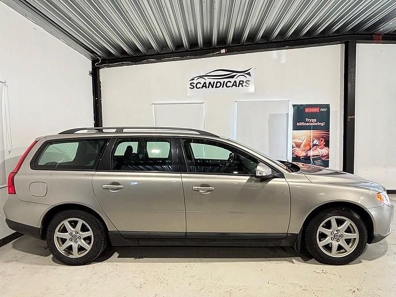 Begagnad Volvo V70 Kinetic 145 HK (106 kW) 2008 Ljusbrun Kombi