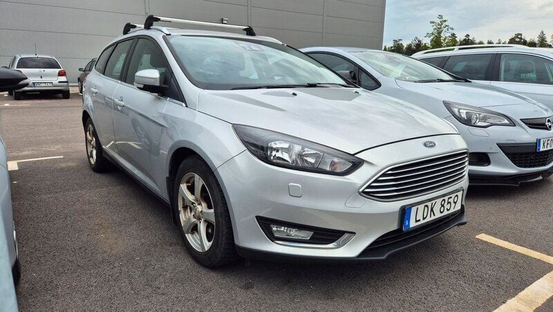 Grå Begagnad 2015 Ford Focus Titanium Kombi | 84 900 kr (Marknadspris) - Bild 1/4