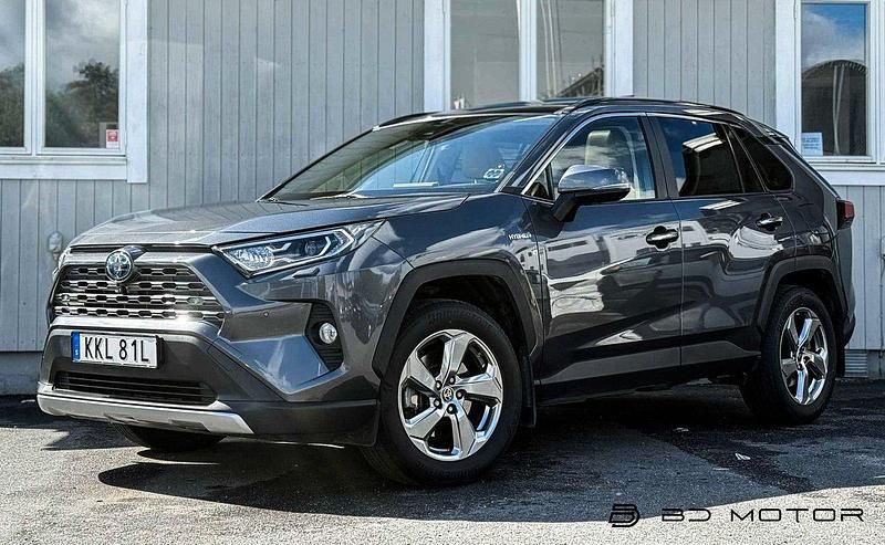 Mörkgrå (grå) Begagnad 2022 Toyota RAV4 Hybrid Executive SUV | 389 900 kr (Marknadspris) - Bild 1/4