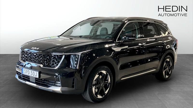 Svart (black) Ny 2025 Kia Sorento Advance SUV | 612 750 kr (Marknadspris) - Bild 1/4