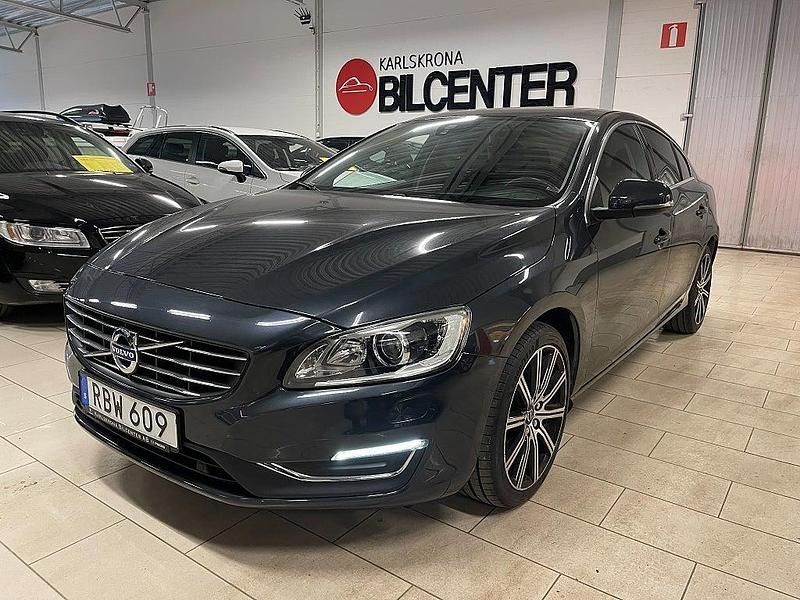 Grå (grå metallic) Begagnad 2016 Volvo S60 Business Edition Sedan | 169 000 kr (Marknadspris) - Bild 1/4