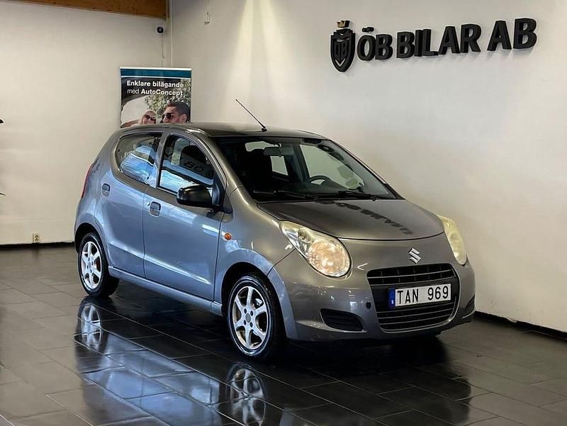 Grå Begagnad 2012 Suzuki Alto Halvkombi | 34 900 kr (Marknadspris) - Bild 1/4