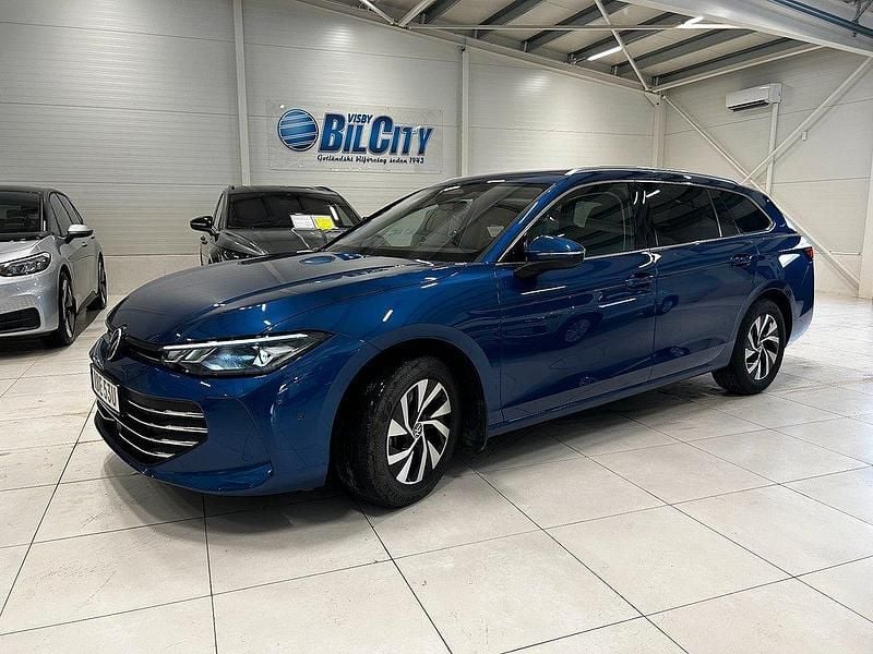 Blå Begagnad 2024 VW Passat Business Kombi | 359 900 kr (Dyr) - Bild 1/4